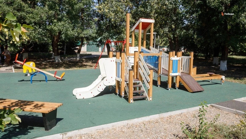 Детскую площадку возводят в селе Андроповского округа