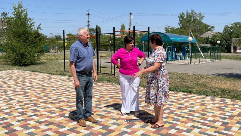 Территорию ДК в селе Андроповского округа преображают по губернаторской программе 