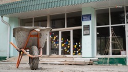 Строители завершили отделку фасада в школе станицы Воровсколесской