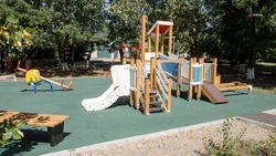 Детскую площадку возводят в селе Андроповского округа