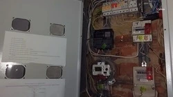 Новые электрощиты и счётчики установили в сельском многоквартирном доме Андроповского округа